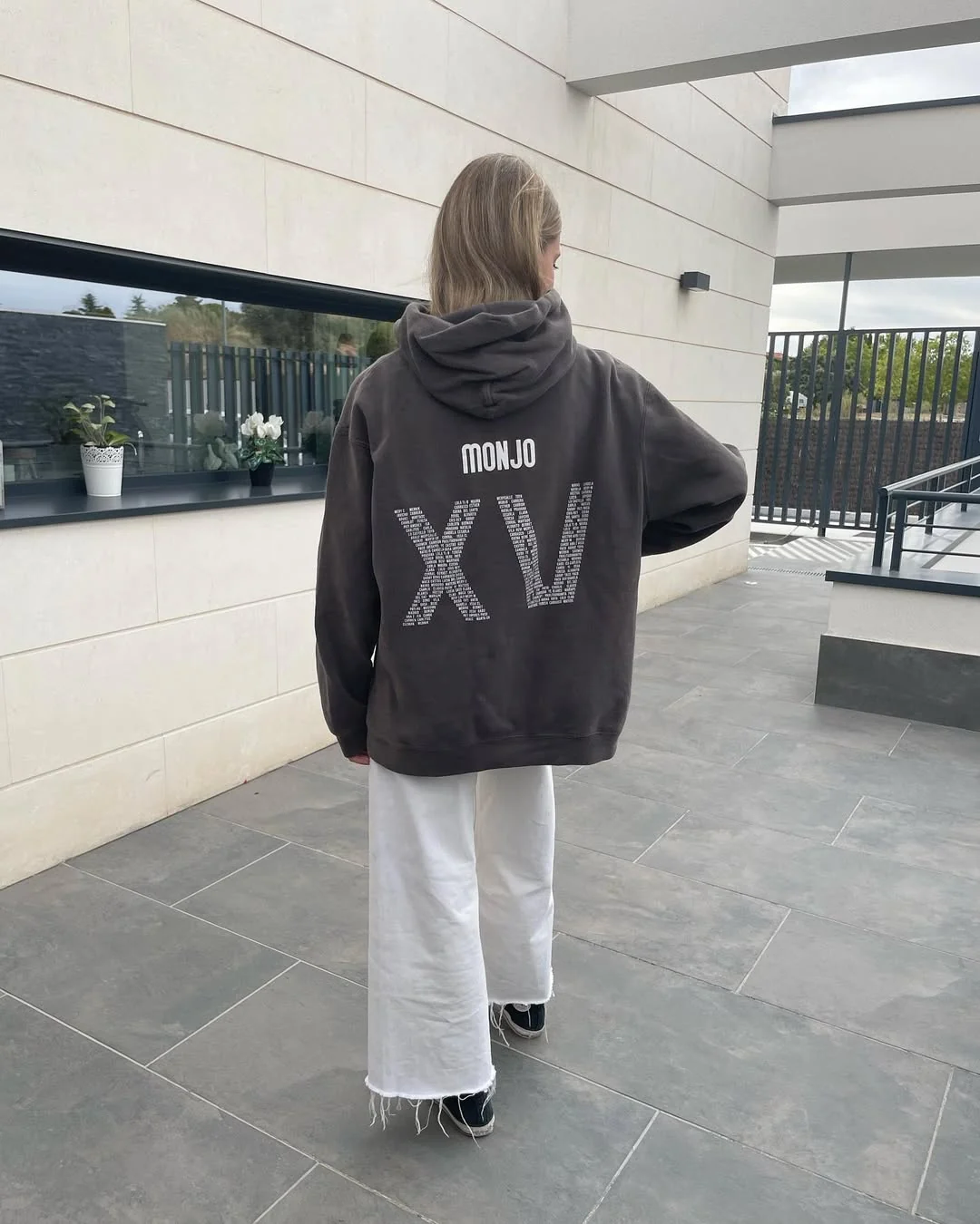 Sudadera de promoción con nombre individual y número formado por nombres