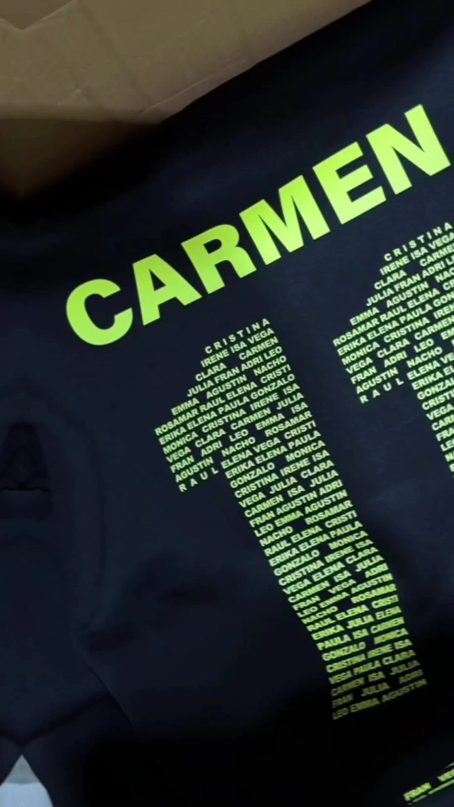 Número formado con nombres aplicado en una sudadera real