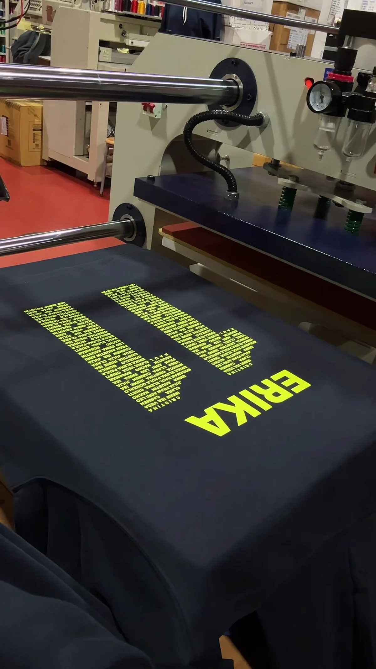 Producción real Kronix de una sudadera de grupo con número formado por nombres