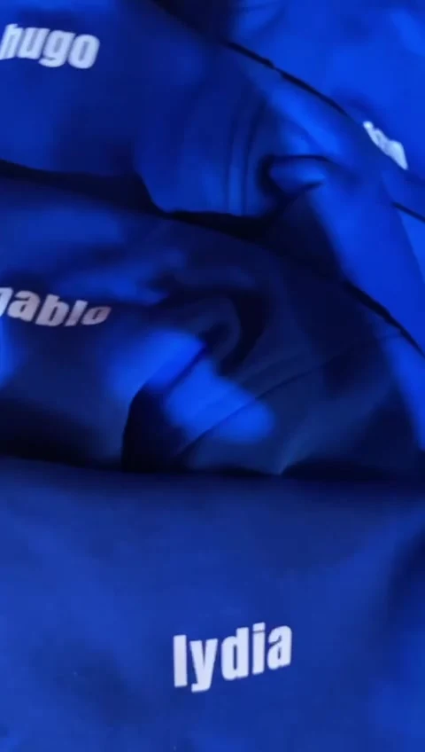 Producción real de personalización textil para un pedido escolar