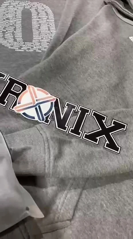 Detalle real de personalización para una sudadera de graduación
